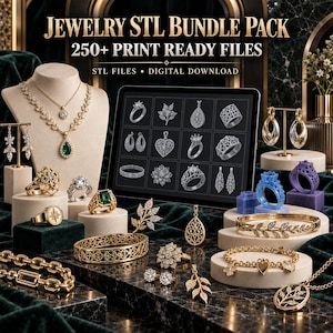 Può includere: Una collezione digitale di file STL di gioielli intitolata JEWELRY STL BUNDLE PACK 250+ PRINT READY FILES. L'esposizione presenta vari anelli, collane, bracciali e orecchini color oro e argento, insieme a un tablet che mostra anteprime di design 3D.
