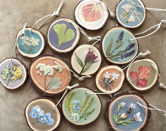 Pressed Flower Wood Slice Ornament, Botanical Gallery Wall Art, Organic Wedding Favors
