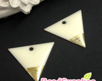 CH-EX-08177OWG - Nicke Free, raw brass,  Triangle charm with gold tip, off white,  4 pcs