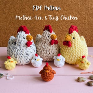 Può includere: Tre galline all'uncinetto in filato bianco maculato, beige e giallo, ciascuna con cresta e bargigli rossi, accompagnate da cinque piccoli pulcini all'uncinetto gialli, bianchi e marroni. Il testo recita: PDF Pattern Mother Hen & Tiny Chicken.