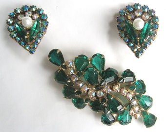 Free Shipping to US. Vintage Swarovski Emerald and Aurora Borealis Rhinestone Brooch & Clip earrings Demi Parure - STUNNING!