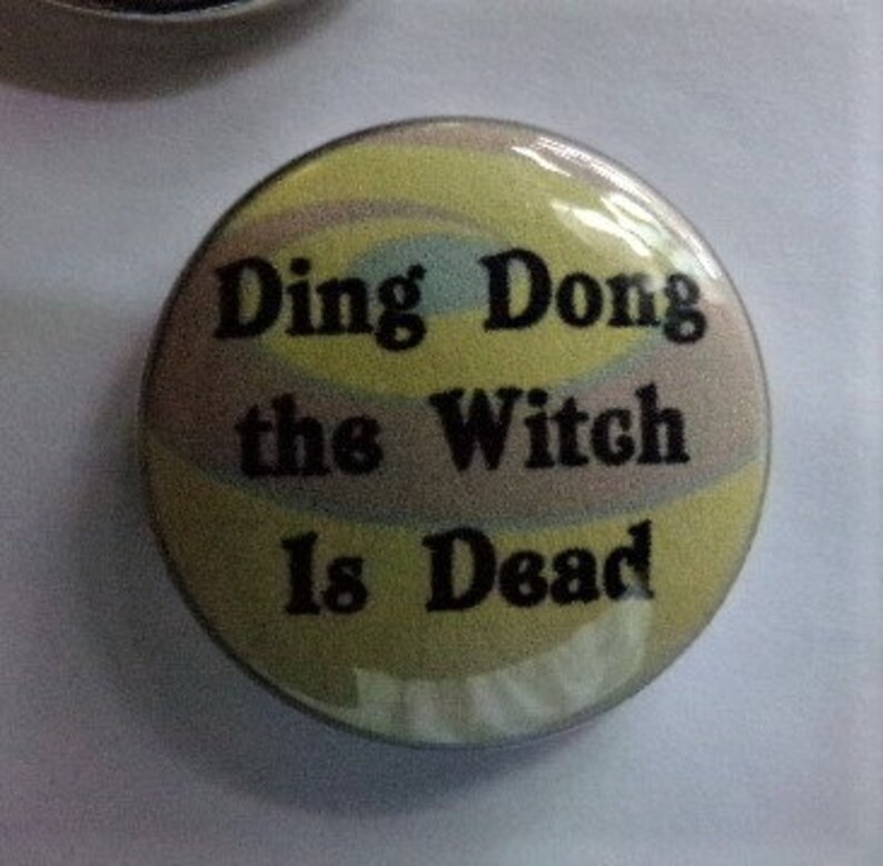 Favorite phrases from the Wizard of Oz in this magnetic pendant set Silver tone 1 base; 24 ball chain; organza bag included.