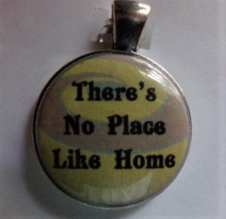 Favorite phrases from the Wizard of Oz in this magnetic pendant set Silver tone 1 base; 24 ball chain; organza bag included.