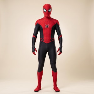 Pode incluir: Um traje de super-herói de corpo inteiro com um esquema de cores vermelho e preto. O fato inclui uma máscara com lentes oculares brancas, um painel torácico vermelho com um emblema de aranha preto, e mangas e pernas pretas com detalhes.