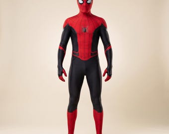 Op de afbeelding: Een superheldenkostuum voor het hele lichaam met een rood en zwart kleurenschema. Het pak bevat een masker met witte ooglenzen, een rood borstpaneel met een zwart spinnenembleem, en zwarte mouwen en benen met rode accenten en webpatronen.