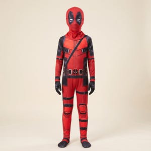 Puede incluir: Un disfraz de cuerpo completo en rojo y negro que incluye una máscara a juego con parches oculares blancos. El traje presenta detalles impresos de un cinturón con hebilla central, una correa diagonal, guantes negros y correas en las piernas.