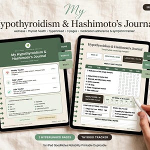 Peut inclure: Un journal numérique Hypothyroidism & Hashimoto's Journal affiché sur deux écrans de tablette. L'interface présente des tons vert et crème avec des sections pour le suivi des habitudes hebdomadaires, l'observance médicamenteuse et les symptômes.