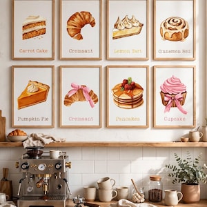Peut inclure: Huit cadres muraux présentant des illustrations à l'aquarelle de pâtisseries, notamment carrot cake, croissants, tarte au citron, roulé à la cannelle, tarte à la citrouille, pancakes et cupcake, chacun étiqueté avec son nom en police serif.
