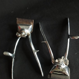 Vintage manuella hårklippare set antik barbershop inredning samlarobjekt handhållna grooming verktyg retro barbershop display par