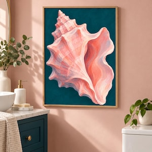 Puede incluir: Una impresión de arte mural rectangular que presenta una gran ilustración detallada de una caracola rosa centrada sobre un fondo sólido de color verde azulado oscuro. La concha muestra varios tonos de rosa con texturas de pinceladas visibles.