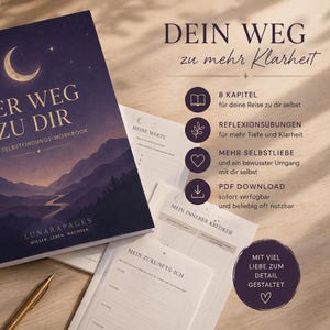 Könnte beinhalten: Ein dunkelblaues Arbeitsbuch mit dem Titel Der Weg Zu Dir, das eine Mondsichel und eine Berglandschaft auf dem Cover zeigt. Das Arbeitsbuch umfasst 65 Seiten und wird zusammen mit Arbeitsblättern, einem Stift und einer Kerze präsentiert.