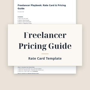 Può includere: Un documento digitale intitolato Freelancer Playbook: Rate Card & Pricing Guide, che include un indice, una sezione Freelancer Pricing Guide Rate Card Template e una guida passo dopo passo per il calcolo delle tariffe orarie.