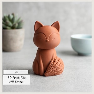 Può includere: Una statuetta di volpe color terracotta con gli occhi chiusi e una coda strutturata con motivo intrecciato. L'oggetto è etichettato con il testo Fox 3D Print File 3MF Format. La volpe ha una finitura liscia e opaca con orecchie a punta.