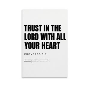 Puede incluir: Una lámina de arte mural rectangular blanca con texto negro en negrita sin remates que dice TRUST IN THE LORD WITH ALL YOUR HEART, seguido del texto más pequeño PROVERBS 3:5 y dos líneas punteadas horizontales con una pequeña marca.