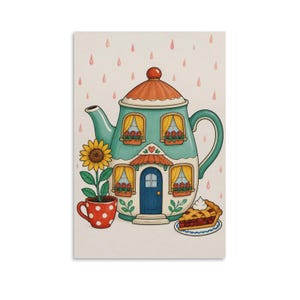 Puede incluir: Una tetera de color verde azulado con forma de casa, techo naranja, cortinas amarillas y jardineras. Un girasol está en una taza roja de lunares a la izquierda y un trozo de tarta de cerezas con nata descansa en un plato a la derecha.