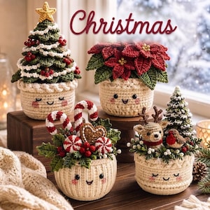 Può includere: Quattro decorazioni natalizie all'uncinetto in vasi color crema con volti ricamati. Il set include un albero con una stella, una stella di Natale rossa, una composizione di bastoncini di zucchero e pan di zenzero, e una renna con un alberello.