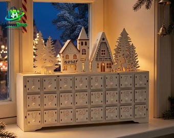 Puede incluir: Un calendario de adviento de madera con veinticuatro cajones pequeños numerados del uno al veinticuatro. La parte superior está decorada con una escena de pueblo de madera cortada con láser que incluye casas, árboles y siluetas de ciervos iluminados por luz cálida.