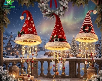 Puede incluir: Tres decoraciones colgantes de gorros navideños con bordes de piel sintética blanca y luces LED cálidas. Los gorros presentan tela roja con copos de nieve blancos, un diseño de cinturón negro y rayas rojas y blancas con adornos de estrellas.
