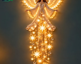 Puede incluir: Una figura de ángel para pared con cabello largo castaño y una túnica fluida de color crema. El ángel presenta grandes alas iluminadas, un halo brillante y una cascada de luces colgantes en forma de estrella y detalles de cristal.