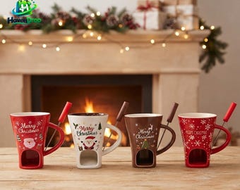 Puede incluir: Cuatro tazas de cerámica con portavelas integrados en la base, cada una con un diseño navideño único. Las tazas son rojas, blancas y marrones, decoradas con Papá Noel, árboles de Navidad y copos de nieve, e incluyen pequeñas cucharas.