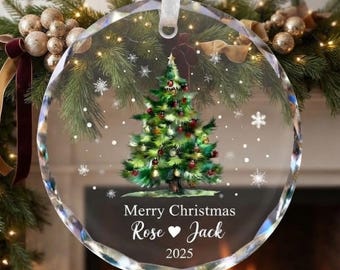 Puede incluir: Un adorno navideño redondo de acrílico transparente con un árbol de Navidad verde impreso decorado con bolas rojas y doradas, copos de nieve blancos y el texto Merry Christmas Rose corazón Jack 2025, suspendido por una cinta blanca.