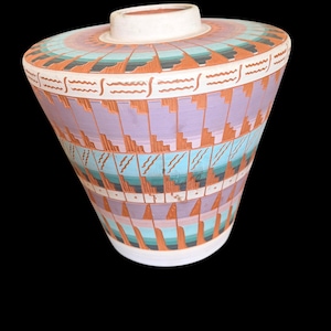 ポーラ・ネズ作 ナバホ族陶器の花瓶 1992年 サイン入り 彫刻入り 幾何学模様 ネイティブアメリカン陶器 南西部美術