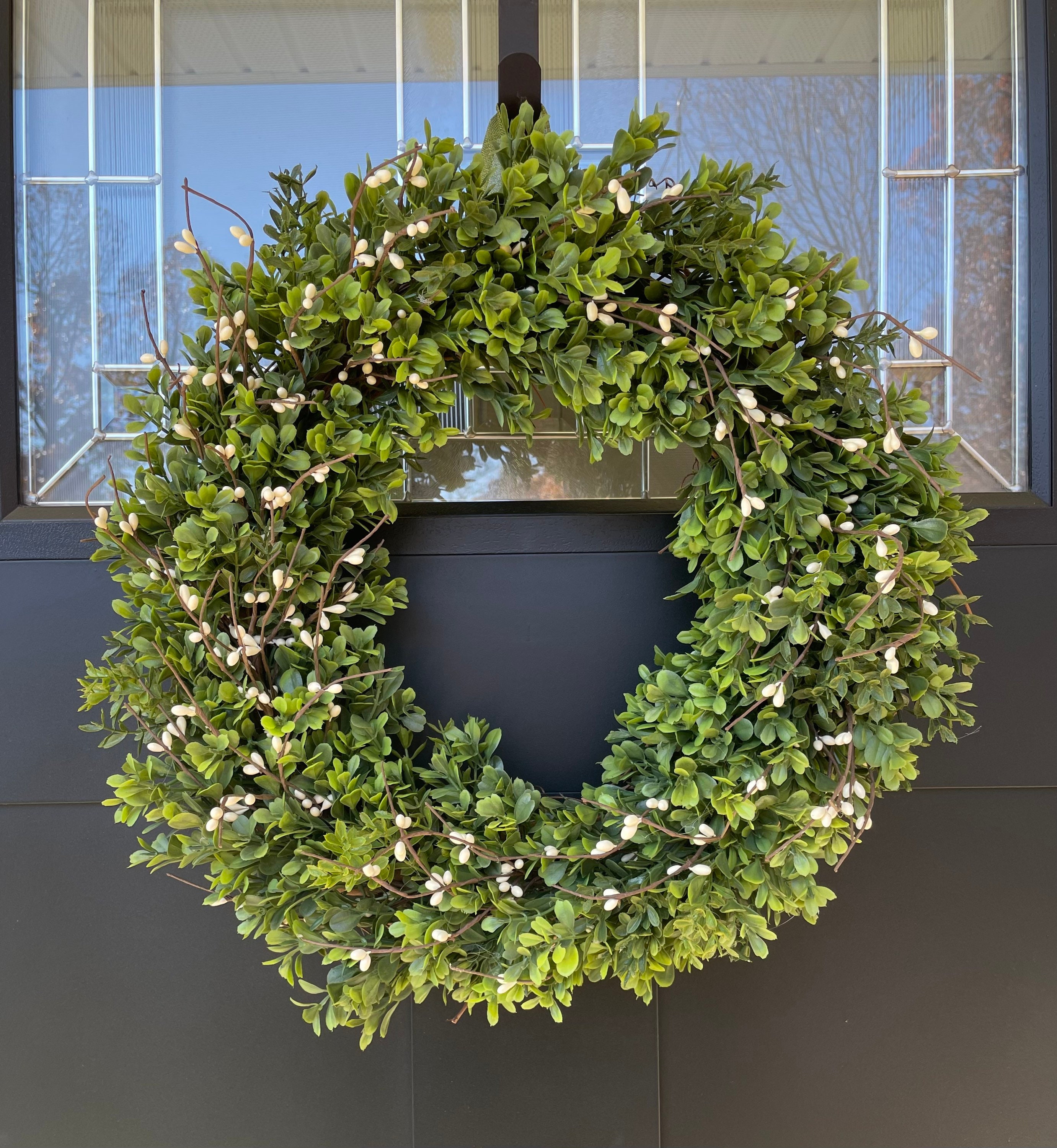 Couronne de buis avec petits fruits crème : décoration de porte en bois