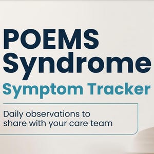Pode incluir: Um diário de rastreamento de sintomas da síndrome POEMS com o texto 'POEMS Syndrome Symptom Tracker' e 'Daily observations to share with your care team' impresso na capa. O diário está aberto sobre uma mesa de madeira ao lado de uma caneca.