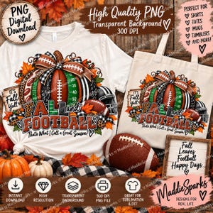 Może przedstawiać: Biały t-shirt i beżowa torba z grafiką dyni w stylu futbolowym, z kokardą w kratę i jesiennymi liśćmi. Tekst głosi: It's Fall Y'all, Fall and Football, That's What I Call a Great Season. Dołączona jest brązowa piłka do futbolu amerykańskiego.
