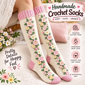 Puede incluir: Un par de calcetines de ganchillo hasta la rodilla en color crema con puños, talones y punteras acanalados en rosa. Los calcetines presentan un patrón de enredadera vertical con pequeñas flores de ganchillo rosas, blancas y amarillas con hojas verdes.