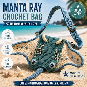 Op de afbeelding: Een gehaakte tas in blauwgroen en crème in de vorm van een mantarog met een lange staart, donkere ogen en een schouderband. De tas bevat tekst waaronder MANTA RAY CROCHET BAG, HANDMADE WITH LOVE, UNIQUE & FUN, OCEAN INSPIRED, PERFECT GIFT, ECO FRIENDLY en MADE FOR OCEAN LOVERS.
