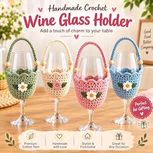 Puede incluir: Cuatro portavasos de vino de ganchillo hechos a mano en verde salvia, crema, rosa empolvado y azul claro. Cada soporte presenta un borde superior festoneado, una aplicación floral con hojas verdes, un asa curva y dos cuentas de madera.
