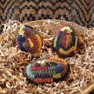 3 Hooked Rug Eggs Primitive Beaconhillcollect Hooked Rug Eggs