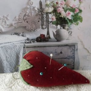 Pinkeep Strawberry Pincushion Beaconhillcollect Velvet Strawberry Pincushion