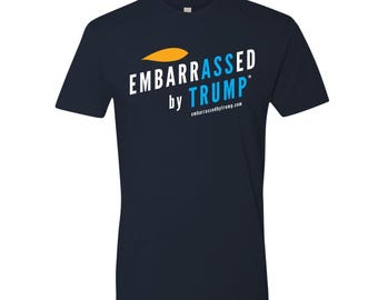 T-shirt met de tekst "Embarrassed By Trump"