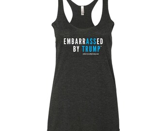 Schaam je voor Trump? Racerback tanktop: zacht, lichtgewicht, met onafgewerkte naden.