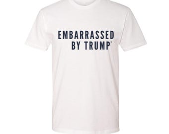 T-shirt met de tekst "Embarrassed By Trump"