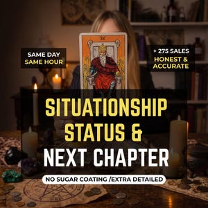 Könnte beinhalten: Eine Tarotkarte mit dem Kaiser, gekennzeichnet mit IV, die vor einer Person gehalten wird. Überlagerter Text umfasst SAME DAY SAME HOUR, + 275 SALES HONEST & ACCURATE, SITUATIONSHIP STATUS & NEXT CHAPTER und NO SUGAR COATING /EXTRA DETAILED.