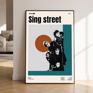 Könnte beinhalten: Ein gerahmtes Poster mit dem Titel Sing Street und der Jahreszahl 2016. Das Design zeigt ein schwarz-weißes Foto von fünf Personen, die übereinander gestapelt sind, vor einem cremefarbenen Hintergrund mit einem großen orangefarbenen Kreis.