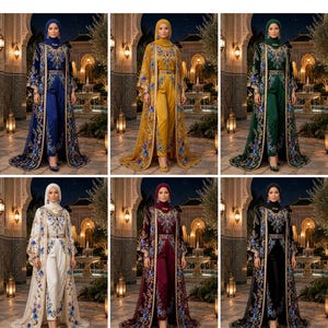 Puede incluir: Una colección de seis conjuntos que incluyen un mono combinado con un abrigo largo abierto por delante. Cada conjunto incluye un hijab a juego y presenta un intrincado bordado floral en tonos azules y dorados sobre la tela.