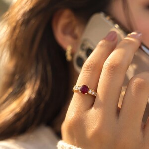 Anillo solitario de rubí rojo, chapado en oro de 18 quilates, talla cojín, detalles engastados en canal.