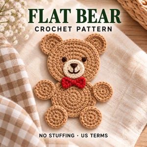Op de afbeelding: Een plat, bruin gehaakt berenmotief met een crèmekleurige snuit, donkerbruine ogen en neus, en een kleine rode vlinderdas. De tekst FLAT BEAR CROCHET PATTERN en NO STUFFING US TERMS is gedrukt in donkergroene en zwarte letters.