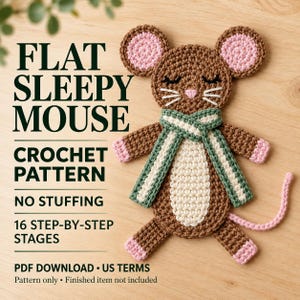 Può includere: Un topo all'uncinetto piatto con pelliccia marrone, pancia color crema, orecchie rosa e punte delle zampe rosa. Indossa una sciarpa a righe verdi, bianche e verde scuro. Testo: FLAT SLEEPY MOUSE CROCHET PATTERN NO STUFFING 16 STEP-BY-STEP STAGES PDF DOWNLOAD US TERMS