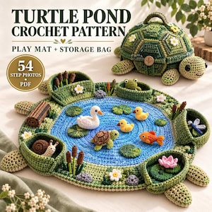 Può includere: Uno schema all'uncinetto per una borsa portaoggetti a forma di tartaruga e un tappetino da gioco circolare a forma di stagno. Il tappetino presenta un centro blu con piccoli animali all'uncinetto tra cui un cigno, anatroccoli, una tartaruga e una rana.