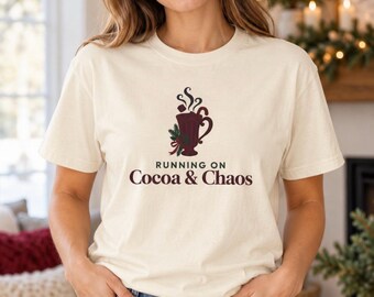 Camiseta "Running on Cocoa and Chaos", Camiseta Clássica de Chocolate Quente, Comfort Colors