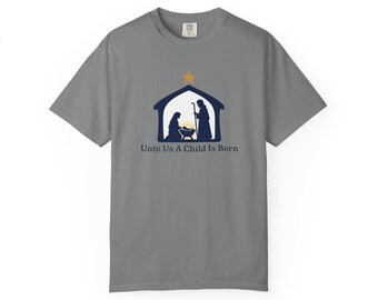 Camiseta "Um Menino Nos Nasceu", Camiseta de Natal com Presépio, Comfort Colors