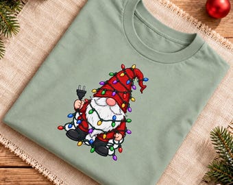 Camiseta de Natal com Gnomo, Camiseta com Gnomo em Luzes de Natal, Comfort Colors