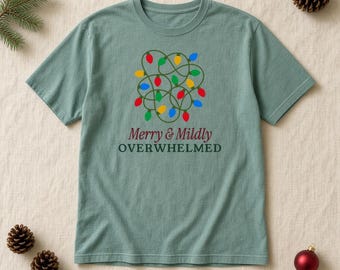 Glad och Milt Överväldigad T-shirt, Rolig Julbelysning T-shirt, Komfortfärger