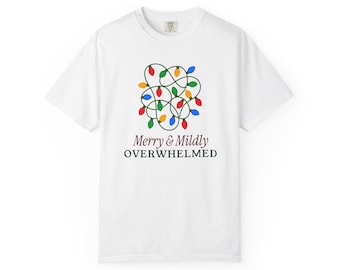 Camiseta "Merry and Mildly Overwhelmed" (Alegre e Levemente Sobrecarregado), Camiseta Divertida com Luzes de Natal, Comfort Colors