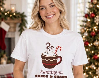 Camiseta "Running on Cocoa and Chaos", Camiseta engraçada de Natal para mães, Comfort Colors
